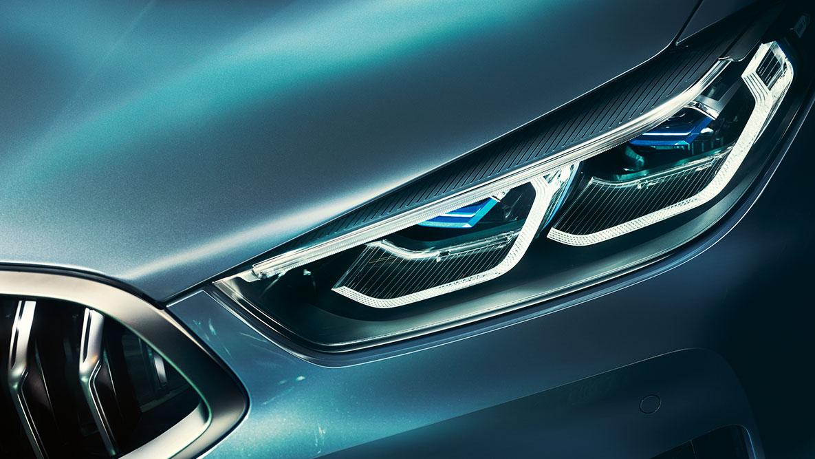 Η BMW Σειρά 8 Coupe, φώτα laser. Κοντινή λήψη των φώτων laser στην πρόσοψη της BMW Σειράς 8 Coupé.
