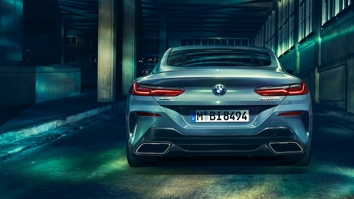 BMW Σειρά 8 Coupé, πίσω όψη. Πίσω όψη της BMW Σειράς 8 Coupé τη νύχτα, σε αστικό σκηνικό.