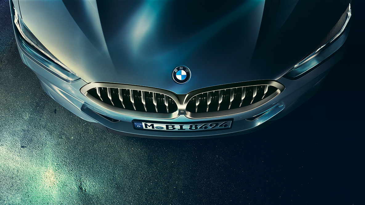 BMW Σειρά 8 Coupé, καπό κινητήρα. Κοντινή λήψη του καπό κινητήρα της BMW Σειράς 8 Coupé από ευρυγώνια θέση.