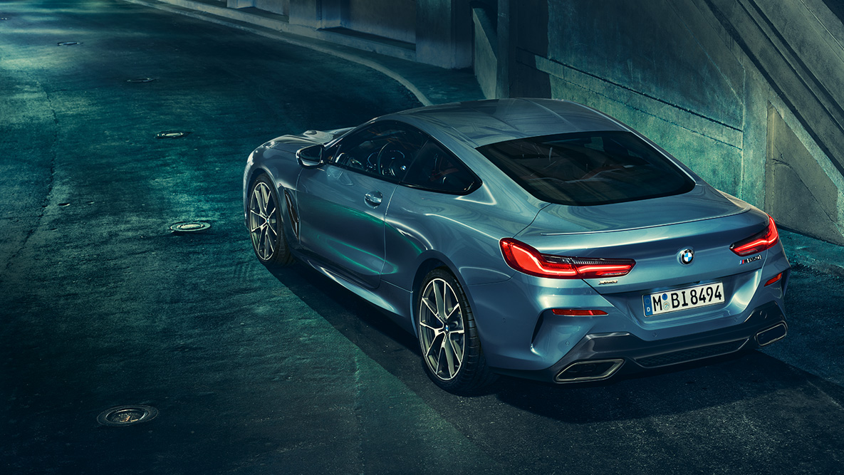 BMW Σειρά 8 Coupé, λήψη τριών τετάρτων του πίσω τμήματος. Λήψη τριών τετάρτων του πίσω τμήματος της BMW Σειράς 8 Coupé τη νύχτα, σε αστικό σκηνικό.