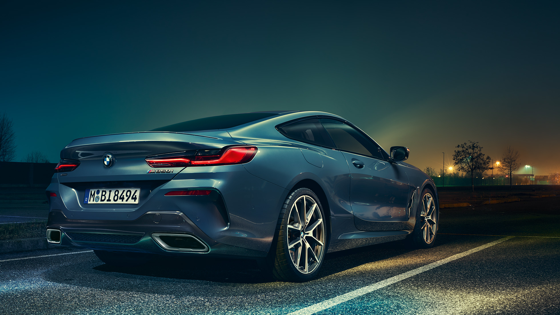 Η BMW Σειρά 8 Coupé, μπροστινή λήψη τριών τετάρτων. Η BMW Σειρά 8 Coupé, μπροστινή λήψη τριών τετάρτων, μπροστά από το νυχτερινό τοπίο.