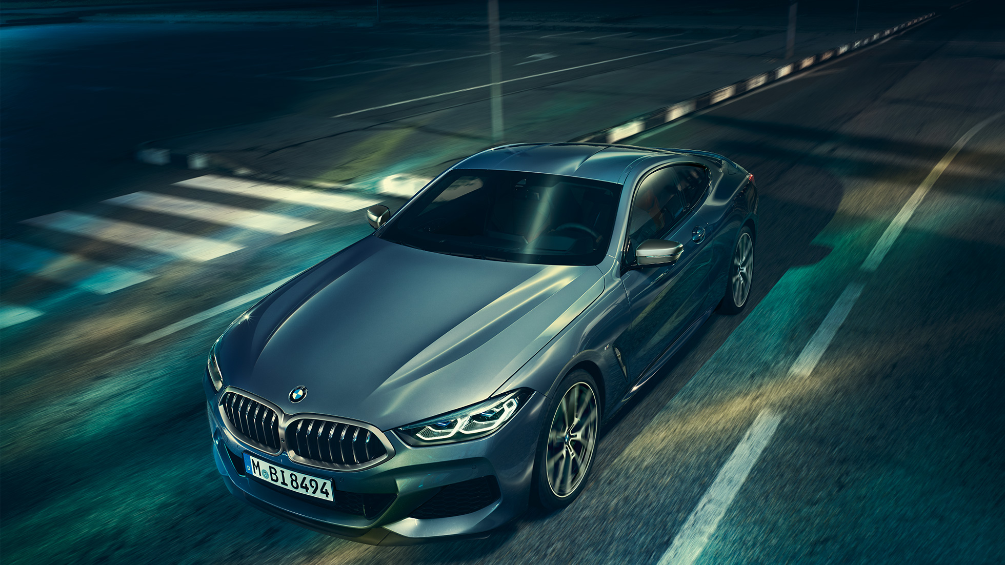 BMW Σειρά 8 Coupé, μπροστινή λήψη τριών τετάρτων. BMW Σειρά 8 Coupé, μπροστινή λήψη τριών τετάρτων, με θέα το καπό του αυτοκινήτου.