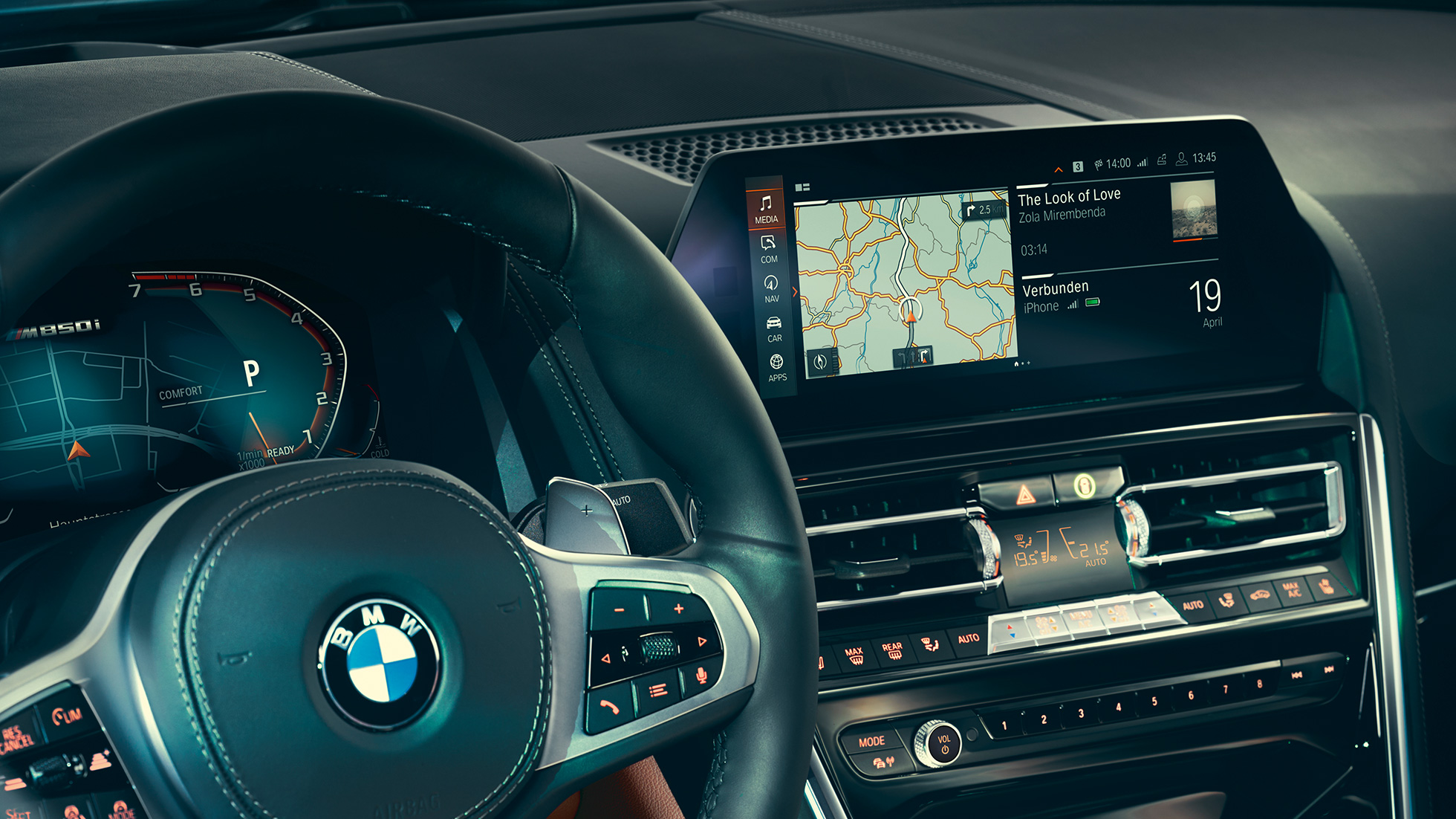 BMW Σειρά 8 Coupé, cockpit. BMW Σειρά 8 Coupé, cockpit, κοντινή λήψη με το τιμόνι και την κεντρική οθόνη.