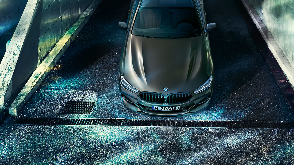 Στατική λήψη της BMW Σειράς 8 Coupé. Μπροστινή στατική λήψη της BMW Σειράς 8 Coupé με εξοπλισμό BMW Individual, σε αστικό σκηνικό τη νύχτα.
