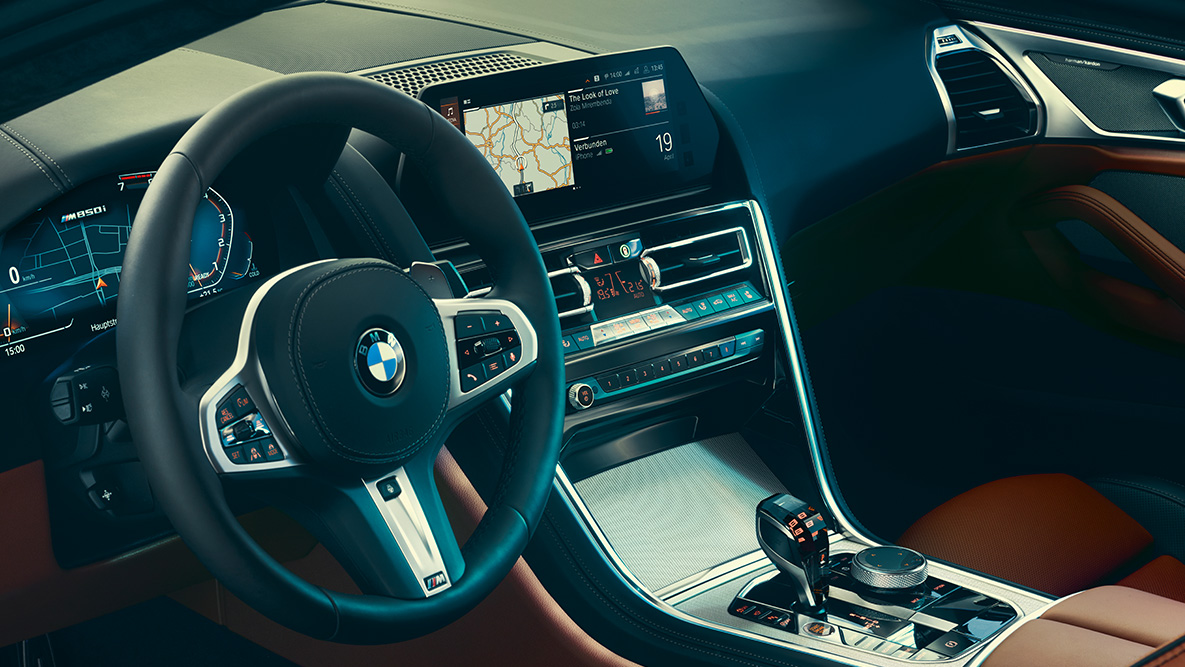 BMW Σειράς 8 Coupé, cockpit. Κοντινή λήψη του cockpit της BMW Σειράς 8 Coupé.