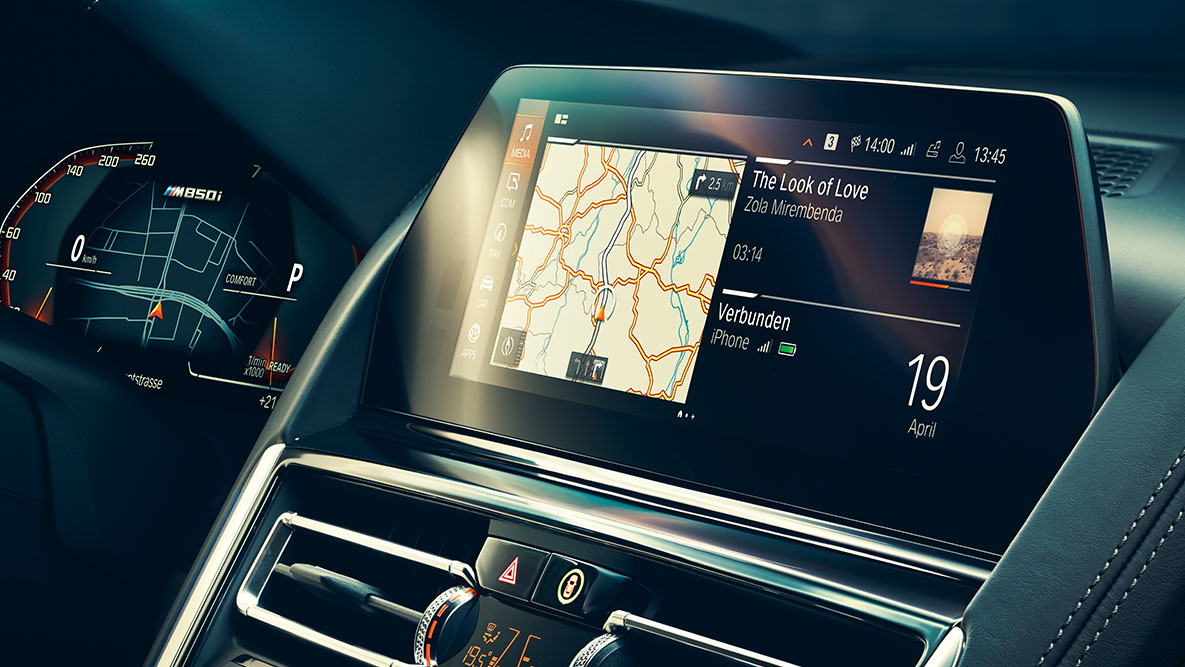 BMW Σειρά 8 Coupé, BMW Live Cockpit Professional. Εσωτερικό της BMW Σειράς 8 Coupé με Κεντρική Οθόνη Ελέγχου και BMW Live Cockpit Professional.