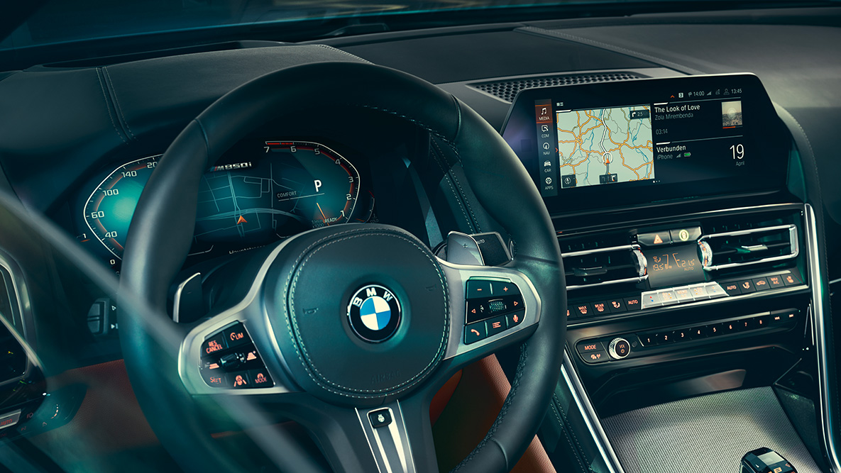 BMW Σειρά 8 Coupé, θέση οδήγησης. Κοντινή λήψη του εσωτερικού της BMW Σειράς 8 Coupé με εστίαση στο τιμόνι.