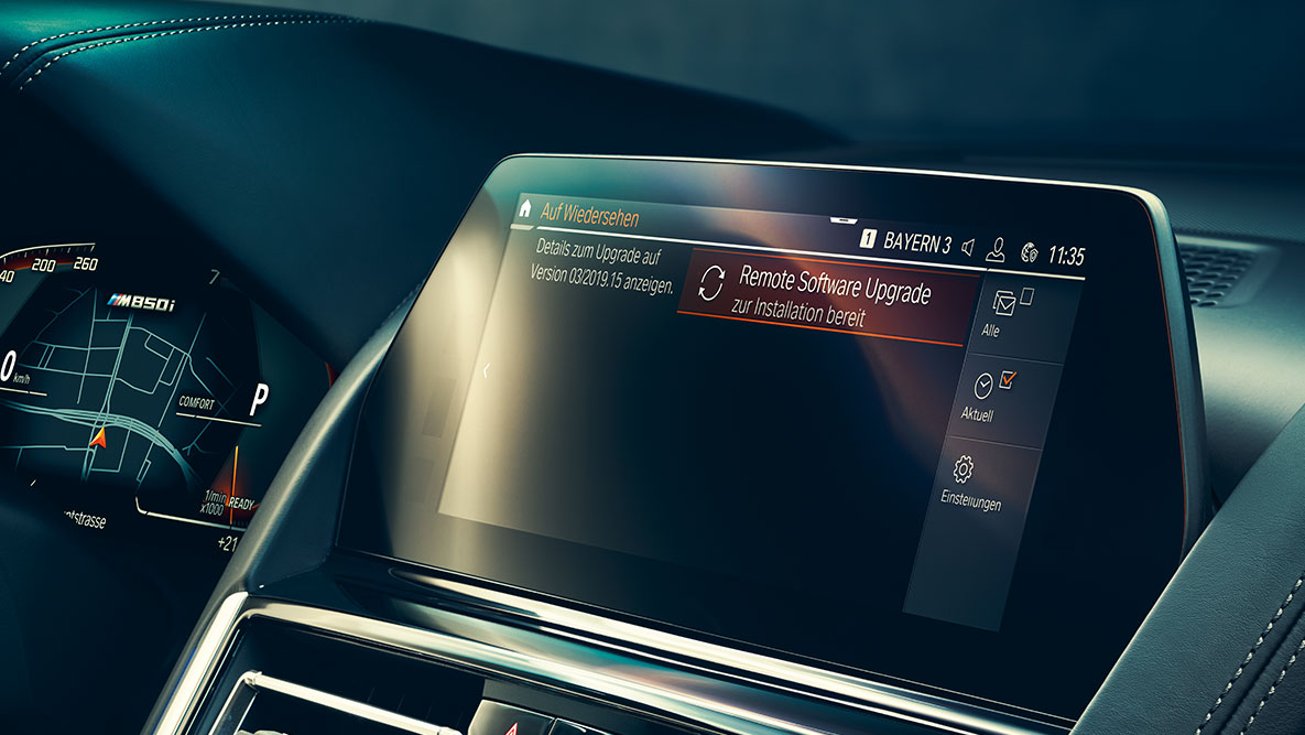 BMW Σειρά 8 Coupé, cockpit. Εσωτερικό της BMW Σειράς 8 Coupé με Κεντρική Οθόνη Ελέγχου και Απομακρυσμένη Αναβάθμιση Λογισμικού (Remote Software Upgrade).