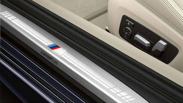 BMW Σειρά 8 Coupé, διακοσμητικά καλύμματα μαρσπιέ με λογότυπο M. Κοντινή λήψη των διακοσμητικών καλυμμάτων μαρσπιέ της BMW Σειράς 8 Coupé με λογότυπο M.