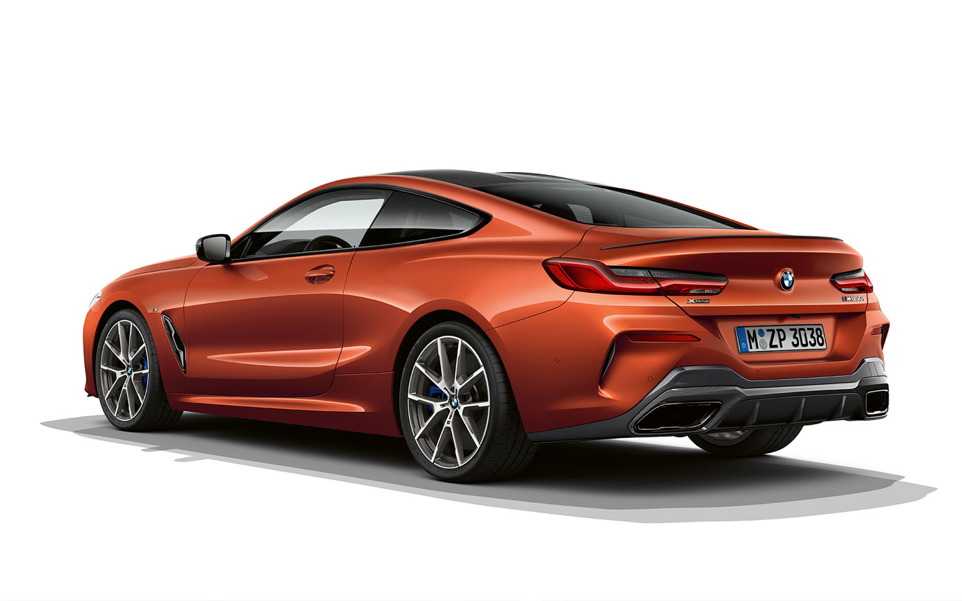 BMW Σειρά 8 Coupé, πορτοκαλί Sunset μεταλλικό. Στατική λήψη της BMW Σειράς 8 Coupé, σε πορτοκαλί Sunset μεταλλικό, μπροστά σε λευκό φόντο.