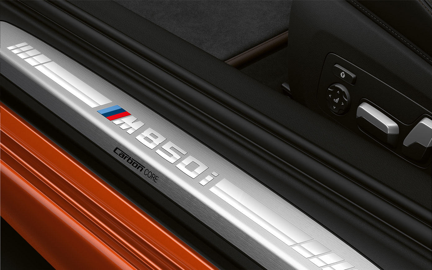 BMW Σειρά 8 Coupé, διακοσμητικά καλύμματα μαρσπιέ M850i. Κοντινή λήψη των διακοσμητικών καλυμμάτων μαρσπιέ της BMW Σειράς 8 Coupé με λογότυπο M850i.