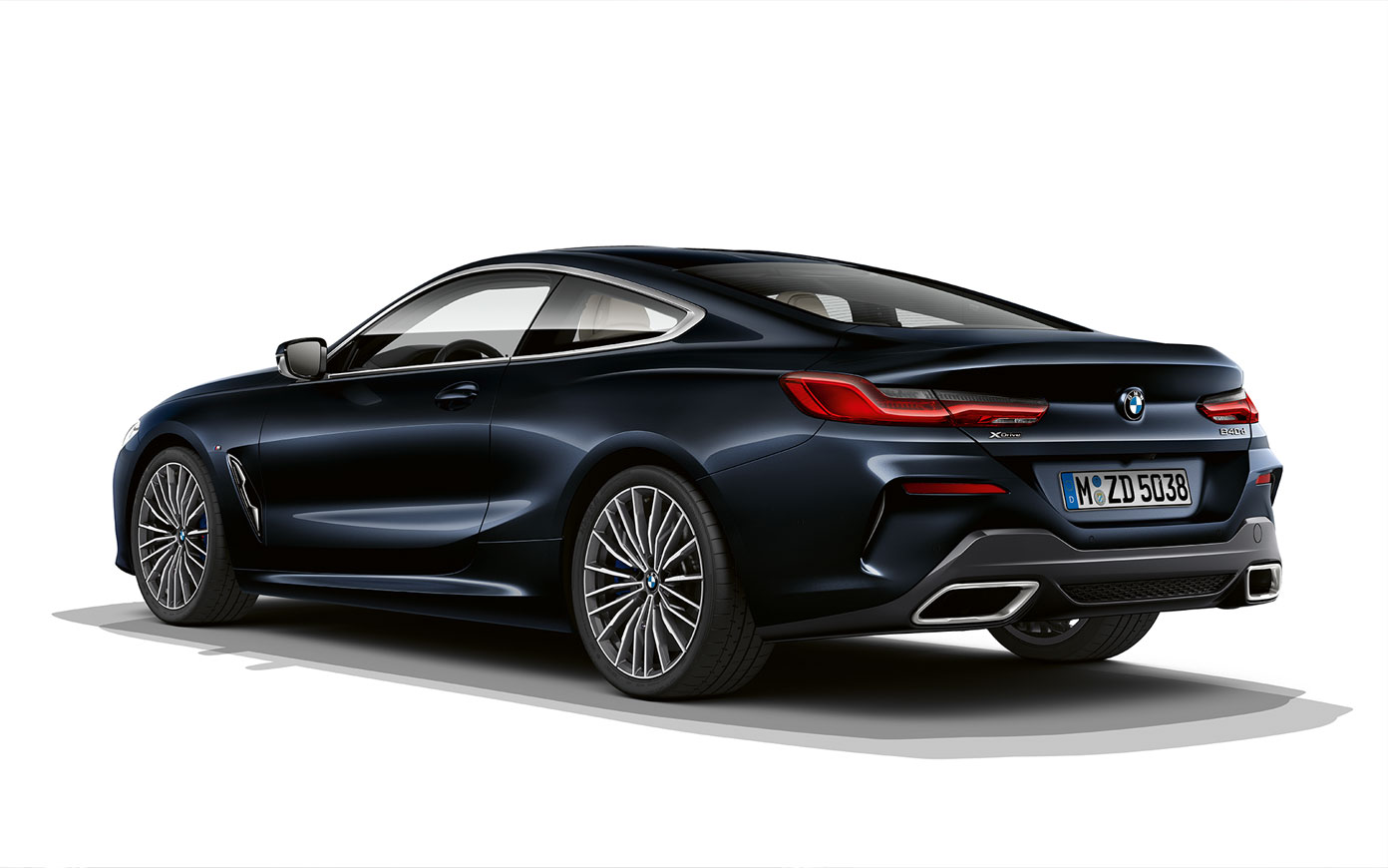 BMW Σειρά 8 Coupé, Μάυρο Carbon μεταλλικό. Στατική λήψη της BMW Σειράς 8 Coupé, σε Μαύρο Carbon μεταλλικό, μπροστά σε λευκό φόντο.