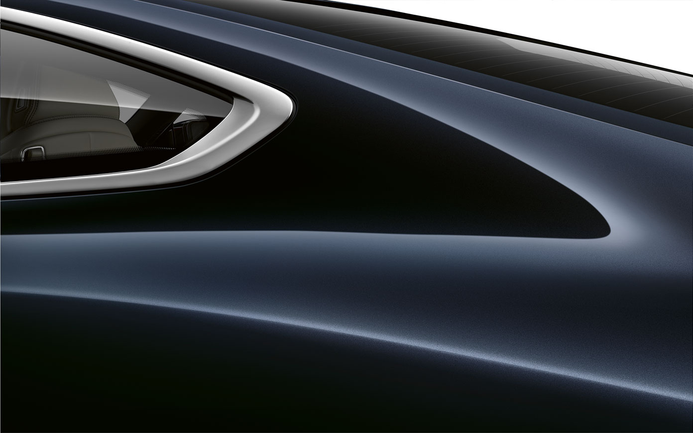 BMW Σειρά 8 Coupé, κοντινή λήψη της πίσω κολόνας. Κοντινή λήψη της πίσω κολόνας της BMW Σειρά 8 Coupé σε Μαύρο Carbon μεταλλικό.