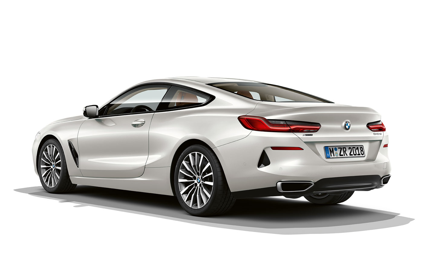 BMW Σειρά 8 Coupé, λευκό Mineral μεταλλικό. Στατική λήψη της BMW Σειράς 8 Coupé, σε λευκό Mineral μεταλλικό, μπροστά σε λευκό φόντο.