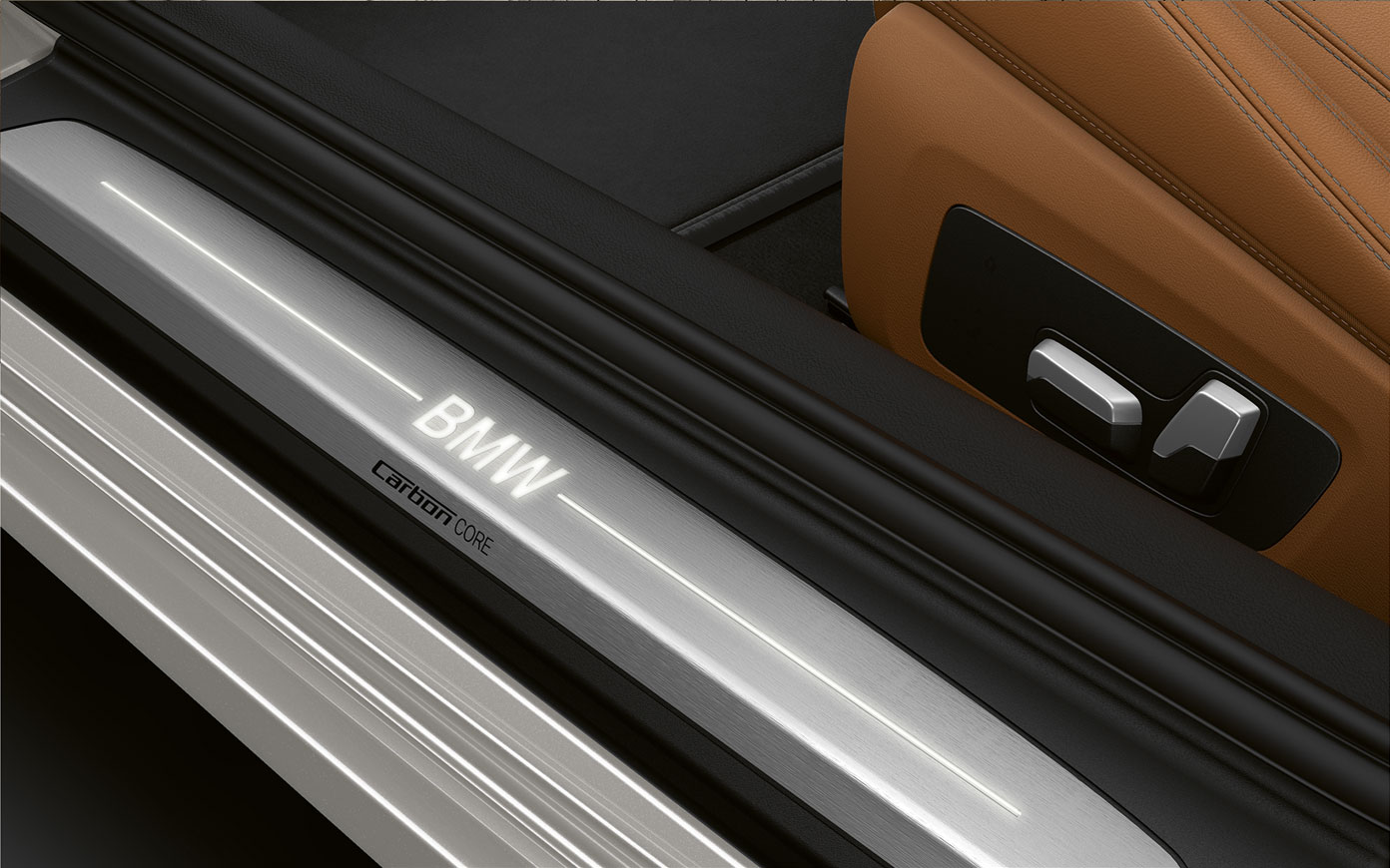 BMW Σειρά 8 Coupé, διακοσμητικά καλύμματα μαρσπιέ με λογότυπο BMW. Κοντινή λήψη των διακοσμητικών καλυμμάτων μαρσπιέ της BMW Σειράς 8 Coupé με λογότυπο BMW.
