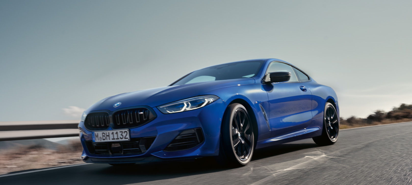 BMW Σειρά 8 Coupé G15 LCI Facelift 2022 BMW M850i xDrive M Μπλε Portimao μεταλλικό μπροστινή λήψη BMW Σειρά 8 Coupé G15 LCI Facelift 2022 BMW M850i xDrive M Μπλε Portimao μεταλλικό μπροστινή λήψη εν κινήσει σε επαρχιακό δρόμο