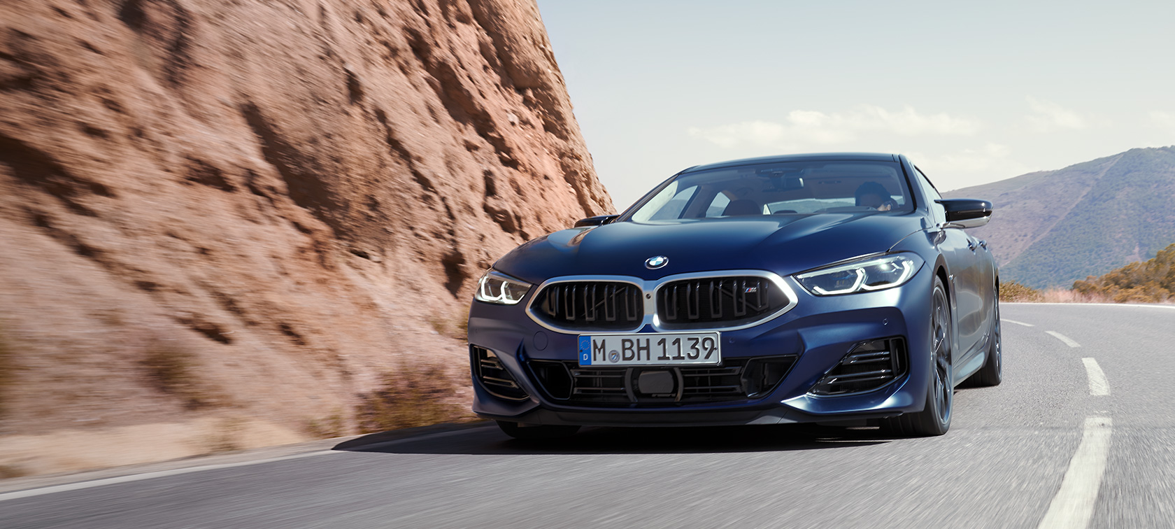 Η νέα BMW Σειρά 8 Gran Coupé, G16, LCI, Facelift, 2022, BMW Individual μπλε Frozen Tanzanite μεταλλικό, μπροστινή λήψη τριών τετάρτων, κινούμενη σε ορεινό δρόμο