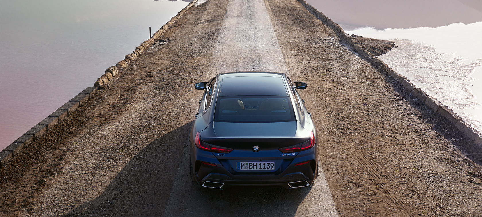 Η νέα BMW Σειρά 8 Gran Coupé, G16, LCI, Facelift, 2022, BMW M850i xDrive, BMW Individual μπλε Frozen Tanzanite μεταλλικό, πλαϊνή λήψη τριών τετάρτων, σταθμευμένη μπροστά από κτίριο Η νέα BMW Σειρά 8 Gran Coupé, G16, LCI, Facelift, 2022, BMW M850i xDrive, BMW Individual μπλε Frozen Tanzanite μεταλλικό, πλαϊνή λήψη τριών τετάρτων, σταθμευμένη μπροστά από κτίριο