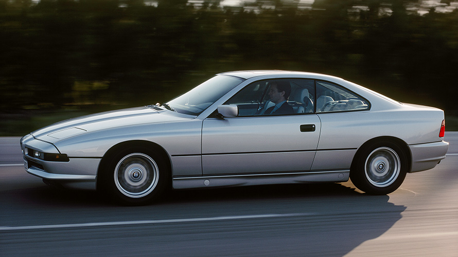 BMW Σειρά 8 Coupé (E31) πλαϊνή λήψη 7/8 εν κινήσει BMW Σειρά 8 Coupé (E31) πλαϊνή λήψη 7/8 εν κινήσει