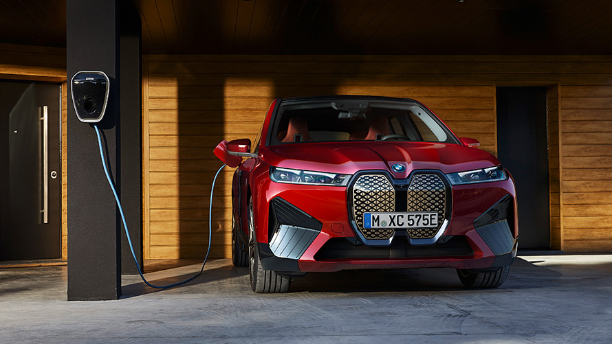 BMW iX i20, ηλεκτρικό SUV, BMW iX, xDrive50, φόρτιση BMW iX i20, 2021, ηλεκτρικό SUV, BMW iX, xDrive50 σε κόκκινο Aventurin, φόρτιση σε BMW Wallbox