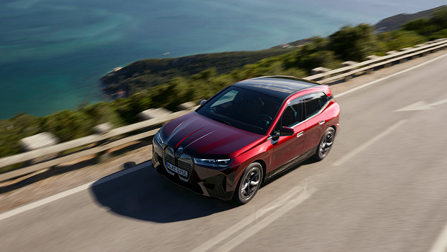 BMW iX i20, ηλεκτρικό SUV, BMW iX, xDrive50, επιδόσεις BMW iX i20, 2021, ηλεκτρικό SUV, BMW iX, xDrive50 σε κόκκινο Aventurin, κινούμενη σε δρόμο, επιδόσεις