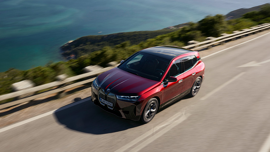 BMW iX i20, ηλεκτρικό SUV, BMW iX, xDrive50, επιδόσεις BMW iX i20, 2021, ηλεκτρικό SUV, BMW iX, xDrive50 σε κόκκινο Aventurin, κινούμενη σε δρόμο, επιδόσεις