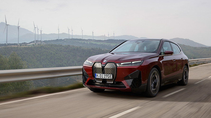 BMW iX, xDrive50, i20, ηλεκτρικό SUV, βιωσιμότητα BMW iX, xDrive50, i20, 2021, ηλεκτρικό SUV, κινούμενη σε παραλιακό δρόμο, βιωσιμότητα
