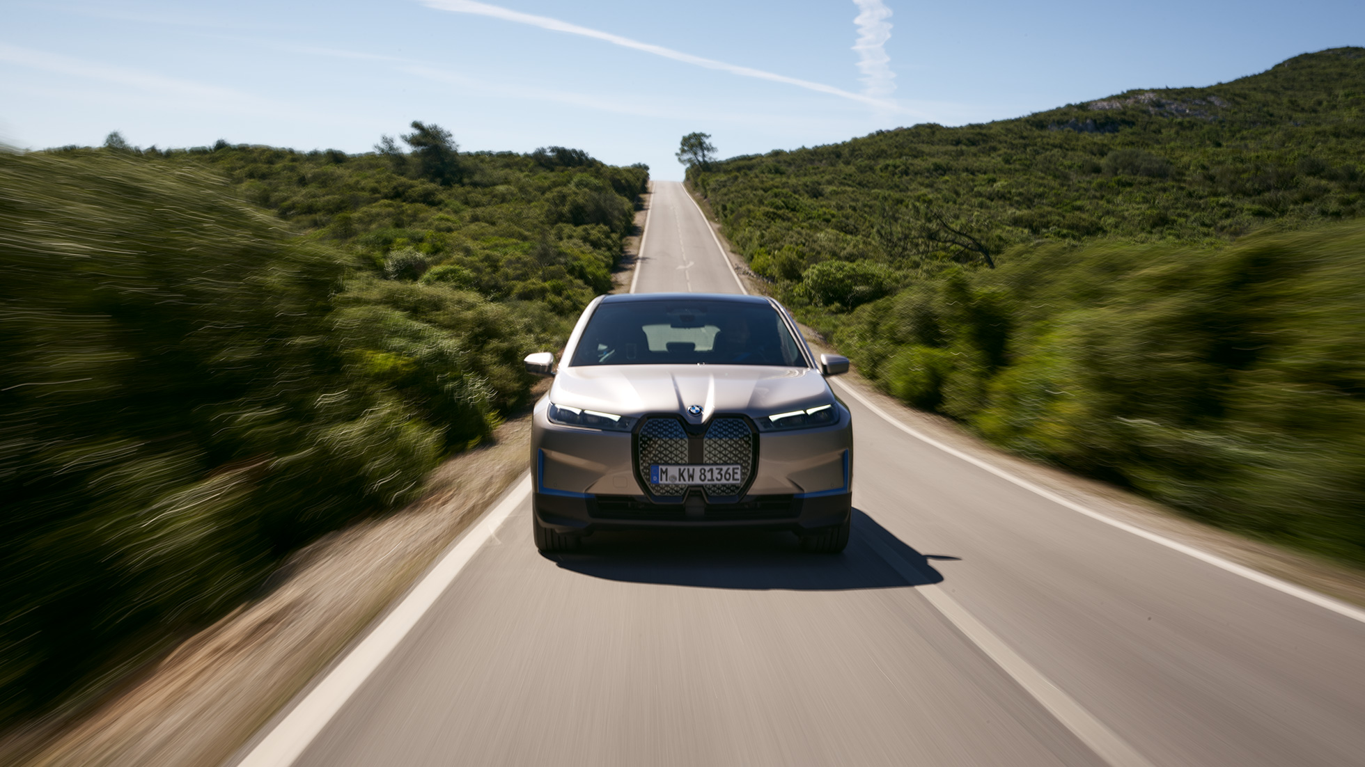 BMW iX μπροστινή λήψη στο δρόμο BMW iX Cashmere Silver i20 μπροστινή λήψη στο δρόμο