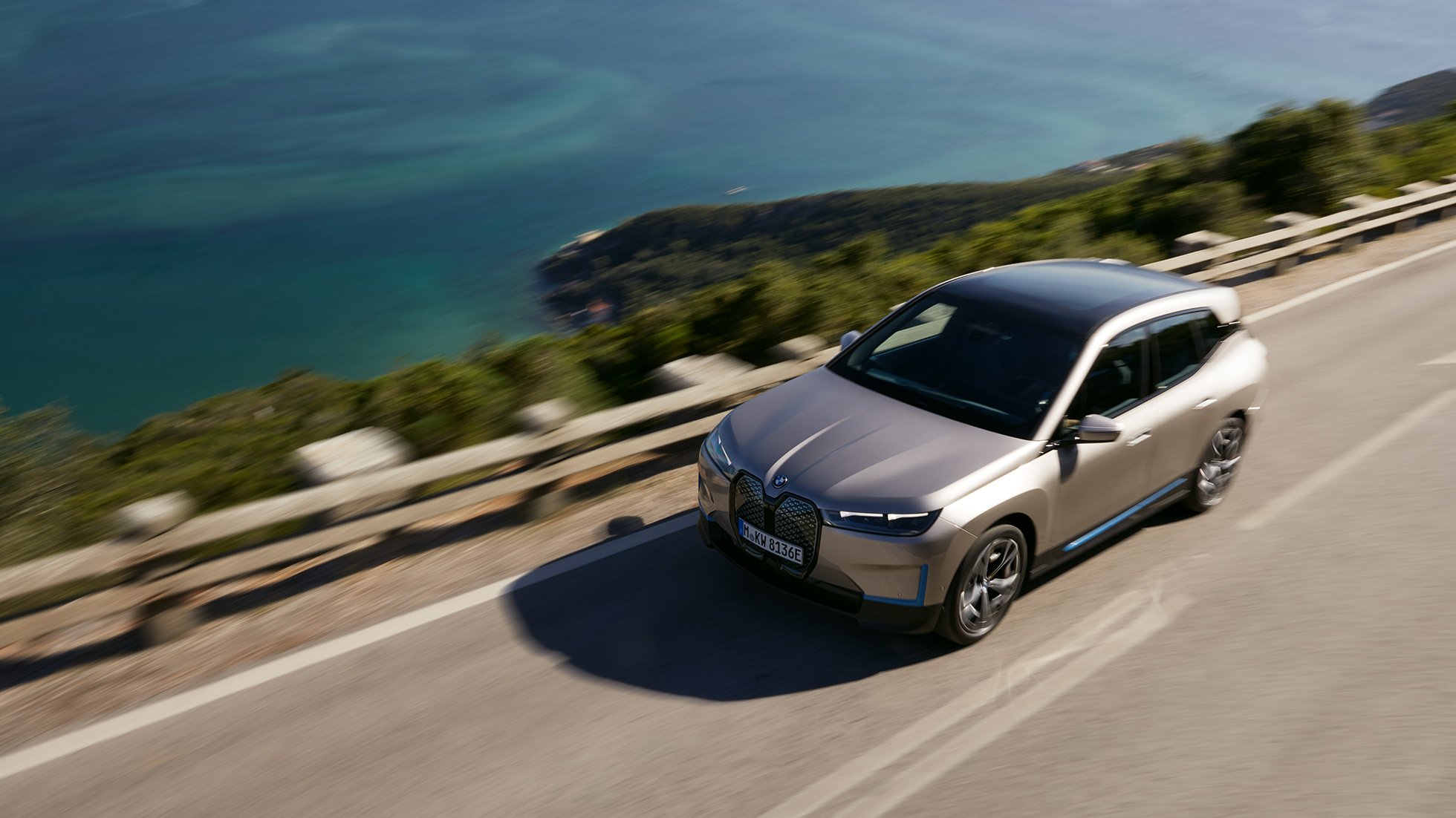 BMW iX πανοραμική θέα στο δρόμο BMW iX Cashmere Silver i20 πανοραμική θέα στο δρόμο