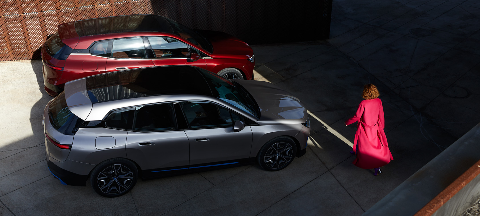 BMW iX πανοραμική λήψη BMW iX Aventurin Red και Cashmere Silver i20 πανοραμική λήψη
