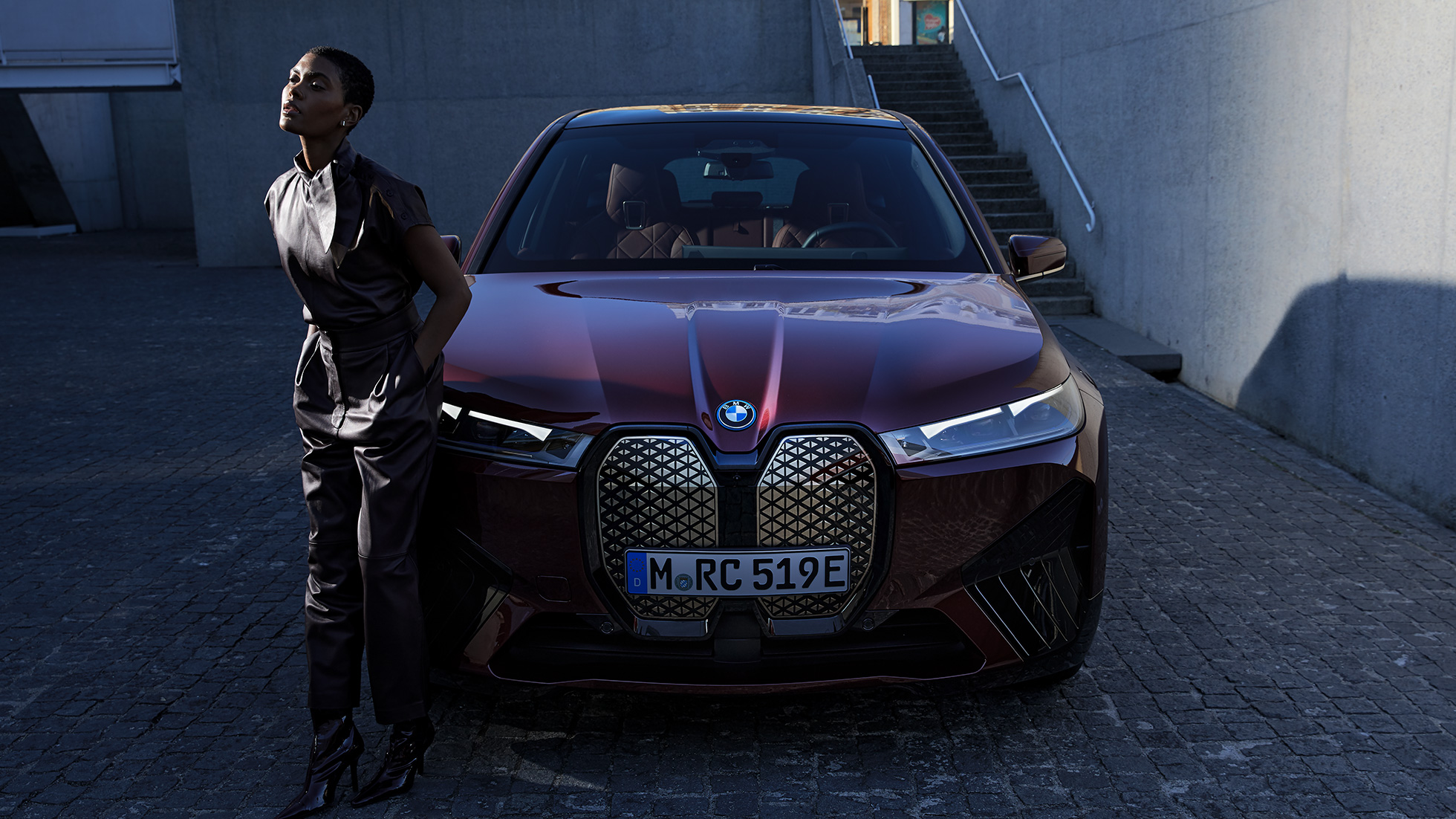 BMW iX μπροστινή λήψη BMW iX Aventurin Red i20 μπροστινή λήψη