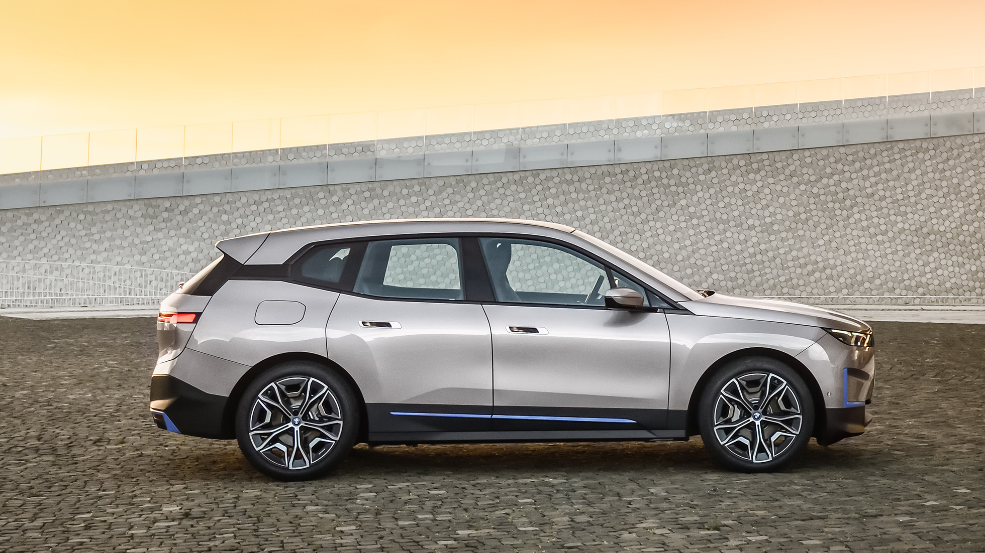 BMW iX πλαϊνή λήψη σε ακινησία BMW iX Cashmere Silver i20 πλαϊνή λήψη σε ακινησία