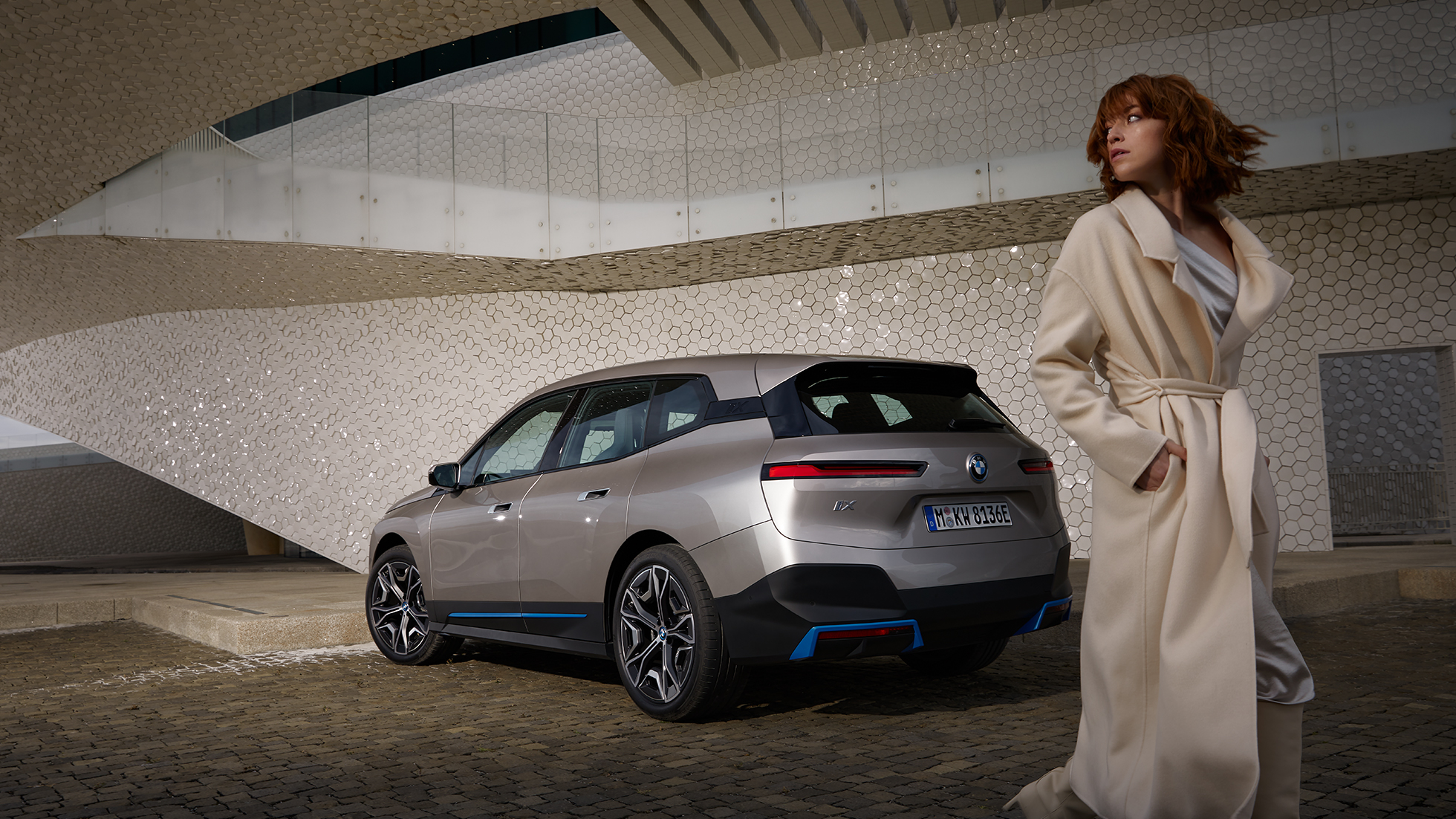 BMW iX πίσω λήψη τρία τέταρτα σε ακινησία BMW iX i20 Cashmere Silver πίσω λήψη τρία τέταρτα σε ακινησία