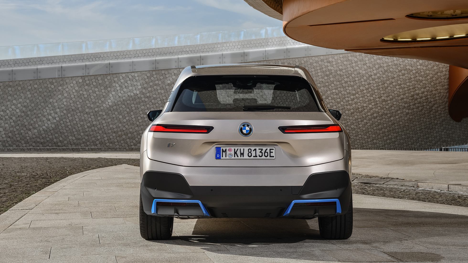 BMW iX πίσω λήψη σε ακινησία BMW iX Cashmere Silver i20 πίσω λήψη σε ακινησία