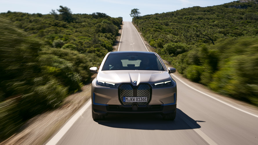 BMW iX μπροστινή λήψη στο δρόμο BMW iX Cashmere Silver i20 μπροστινή λήψη στο δρόμο