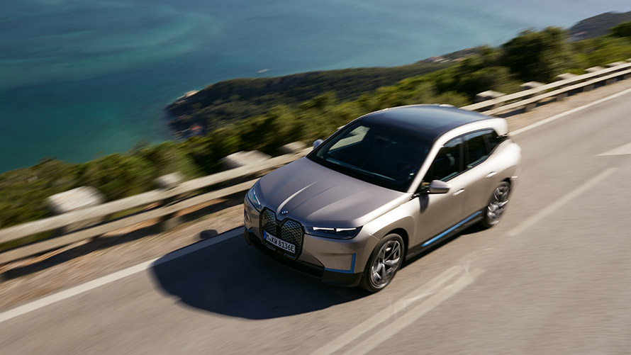 BMW iX πανοραμική θέα στο δρόμο BMW iX Cashmere Silver i20 πανοραμική θέα στο δρόμο