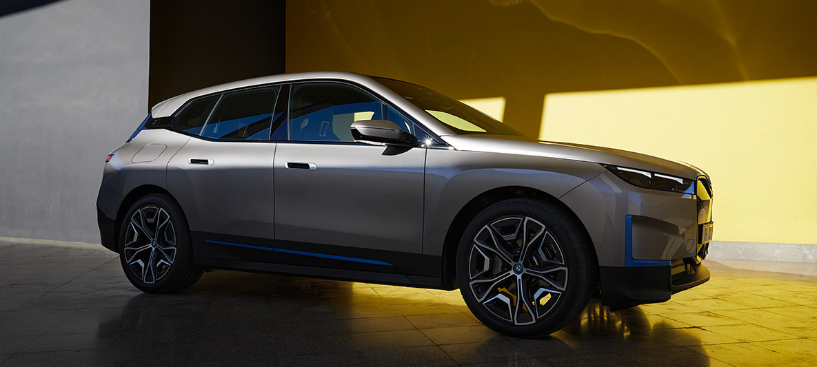 BMW iX πλαϊνή λήψη τρία τέταρτα σε ακινησία BMW iX Cashmere Silver i20 πλαϊνή λήψη τρία τέταρτα σε ακινησία