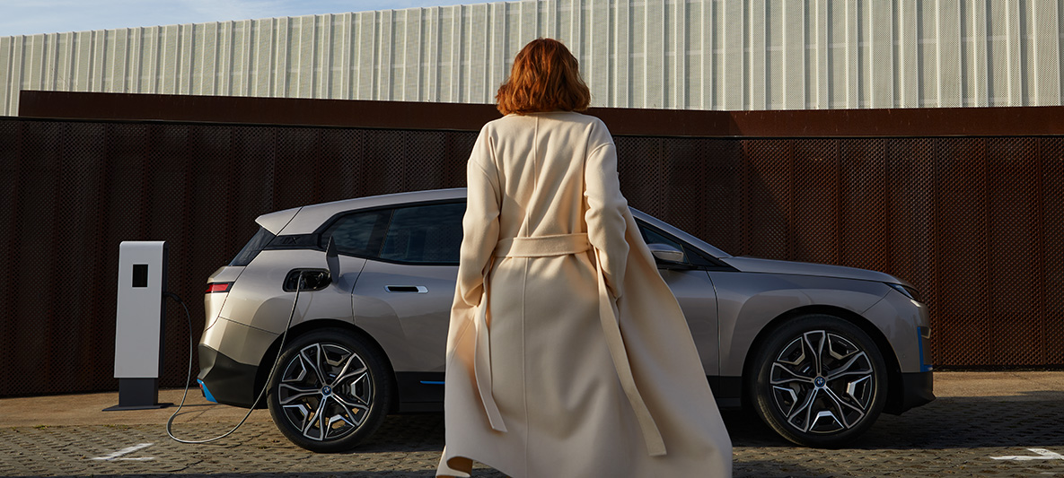 BMW iX πλαϊνή λήψη σε ακινησία BMW iX Cashmere Silver i20 πλαϊνή λήψη σε ακινησία