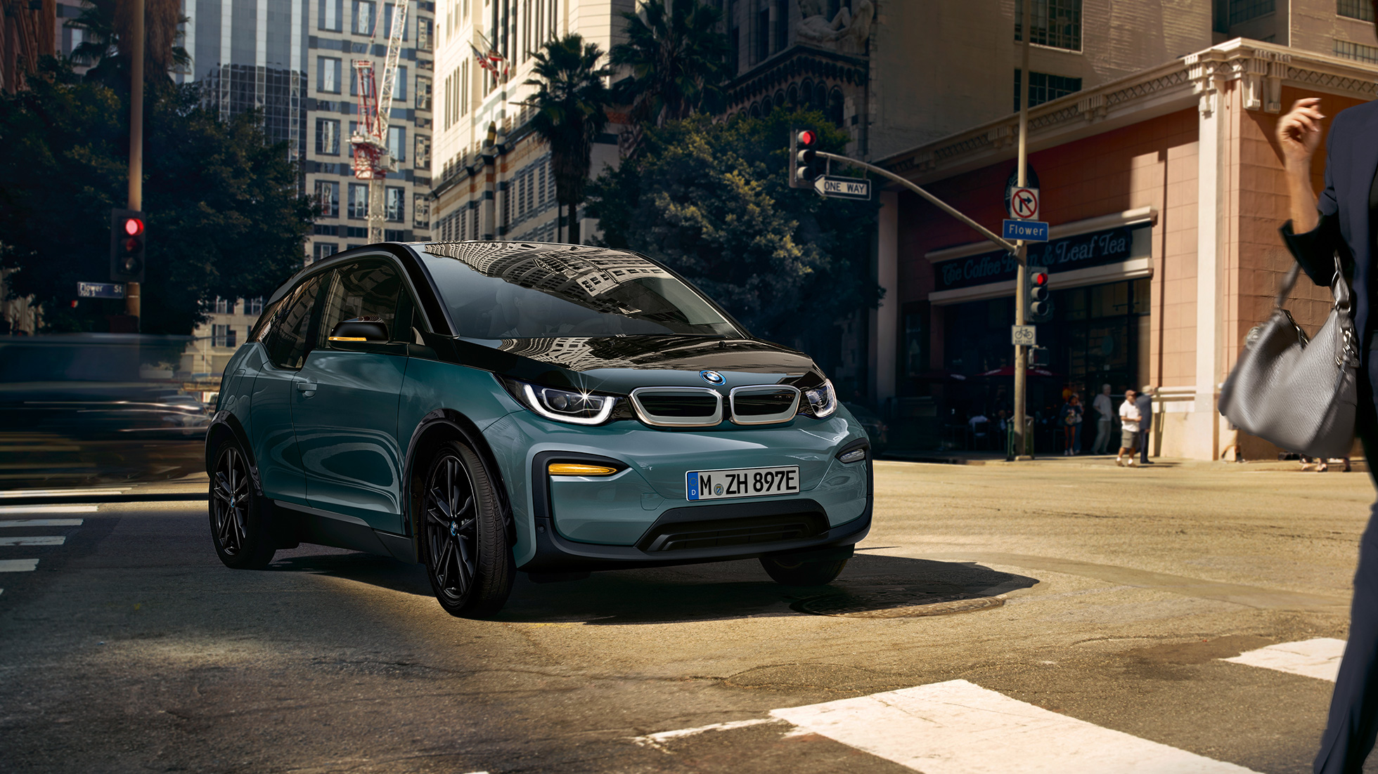BMW i3 2018, μπροστινή λήψη τριών τετάρτων, κινούμενο BMW i3 I01 2018, μπεζ Jucaro με διακοσμητικά στοιχεία σε γκρι Frozen μεταλλικό, μπροστινή λήψη τριών τετάρτων, κινούμενο μπροστά από αστικό σκηνικό