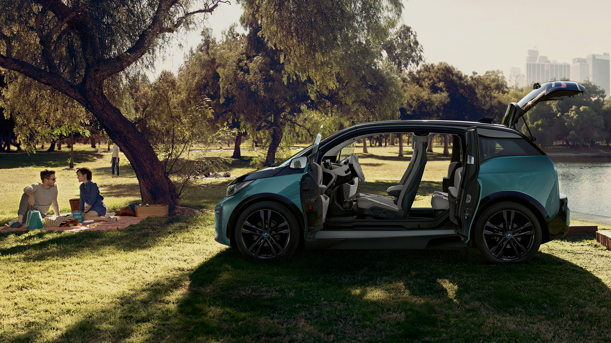 BMW i3 2018, πλαϊνή λήψη με ανοικτές πόρτες BMW i3 I01 2018, μπεζ Jucaro με διακοσμητικά στοιχεία σε γκρι Frozen μεταλλικό, πλαϊνή λήψη με ανοικτές πόρτες