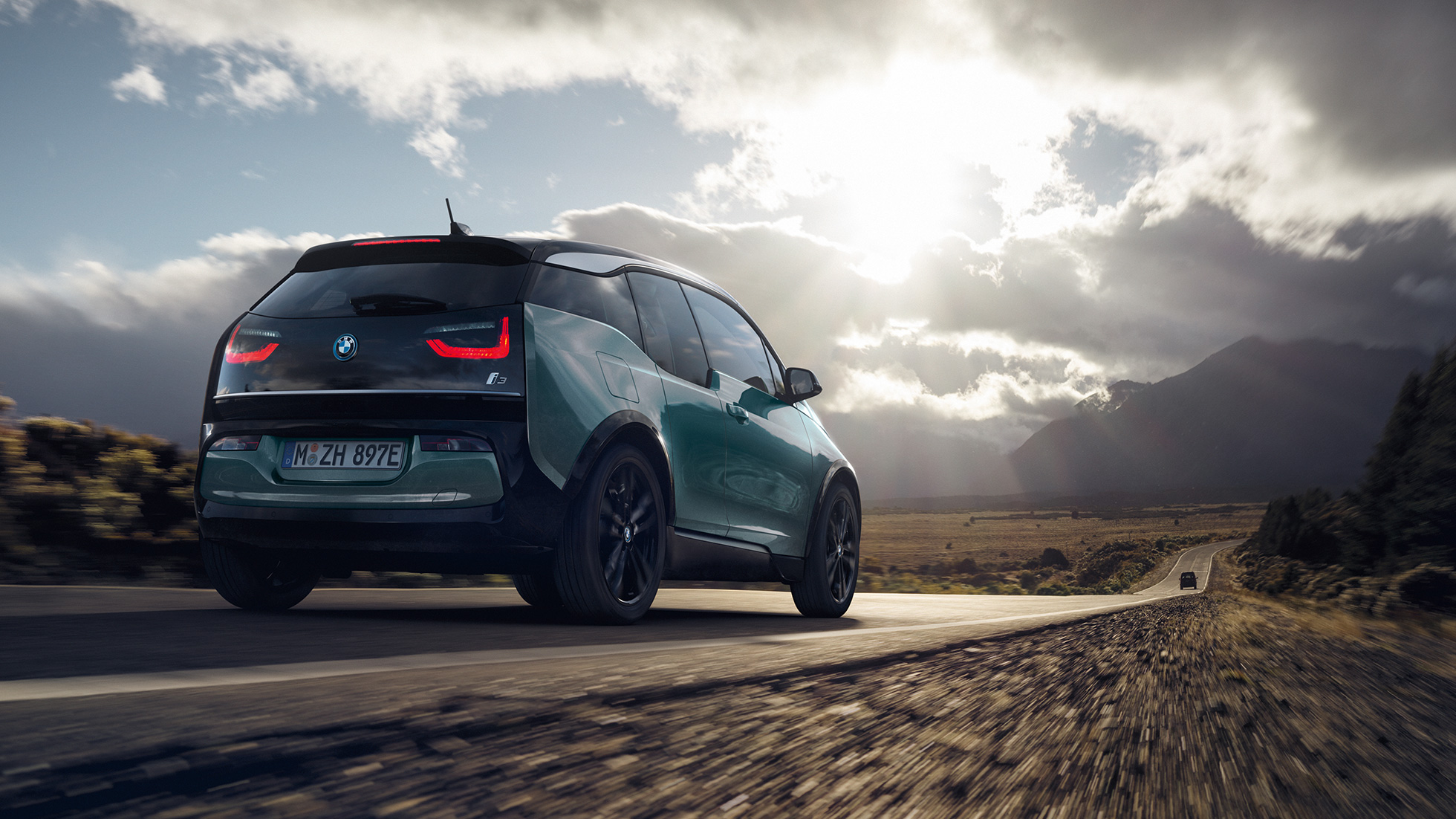 BMW i3 2018, πίσω λήψη τριών τετάρτων, κινούμενο σε δρόμο BMW i3 I01 2018, μπεζ Jucaro με διακοσμητικά στοιχεία σε γκρι Frozen μεταλλικό, πίσω λήψη τριών τετάρτων, κινούμενο σε δρόμο