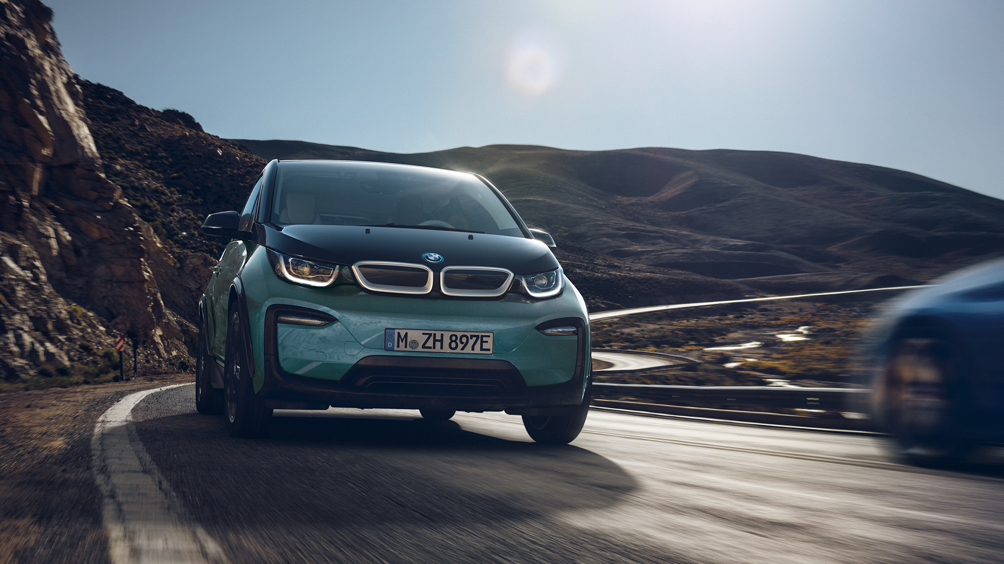BMW i3 2018, πλαϊνή λήψη, κινούμενο BMW i3 I01 2018, μπεζ Jucaro με διακοσμητικά στοιχεία σε γκρι Frozen μεταλλικό, πλαϊνή λήψη, κινούμενο μπροστά από αστικό σκηνικό