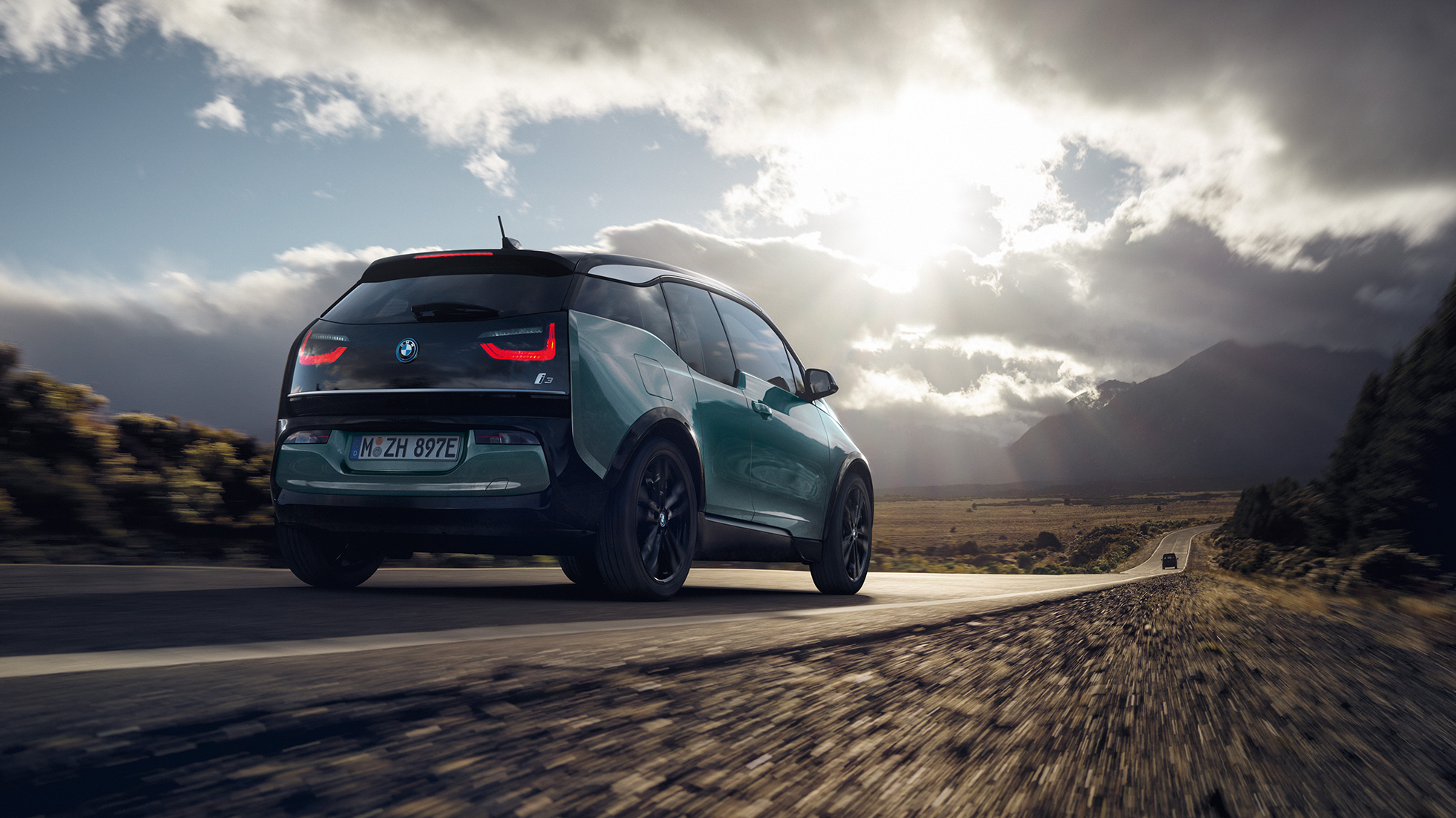 BMW i3 2018, πίσω λήψη τριών τετάρτων, κινούμενο σε δρόμο BMW i3 I01 2018, μπεζ Jucaro με διακοσμητικά στοιχεία σε γκρι Frozen μεταλλικό, πίσω λήψη τριών τετάρτων, κινούμενο σε δρόμο