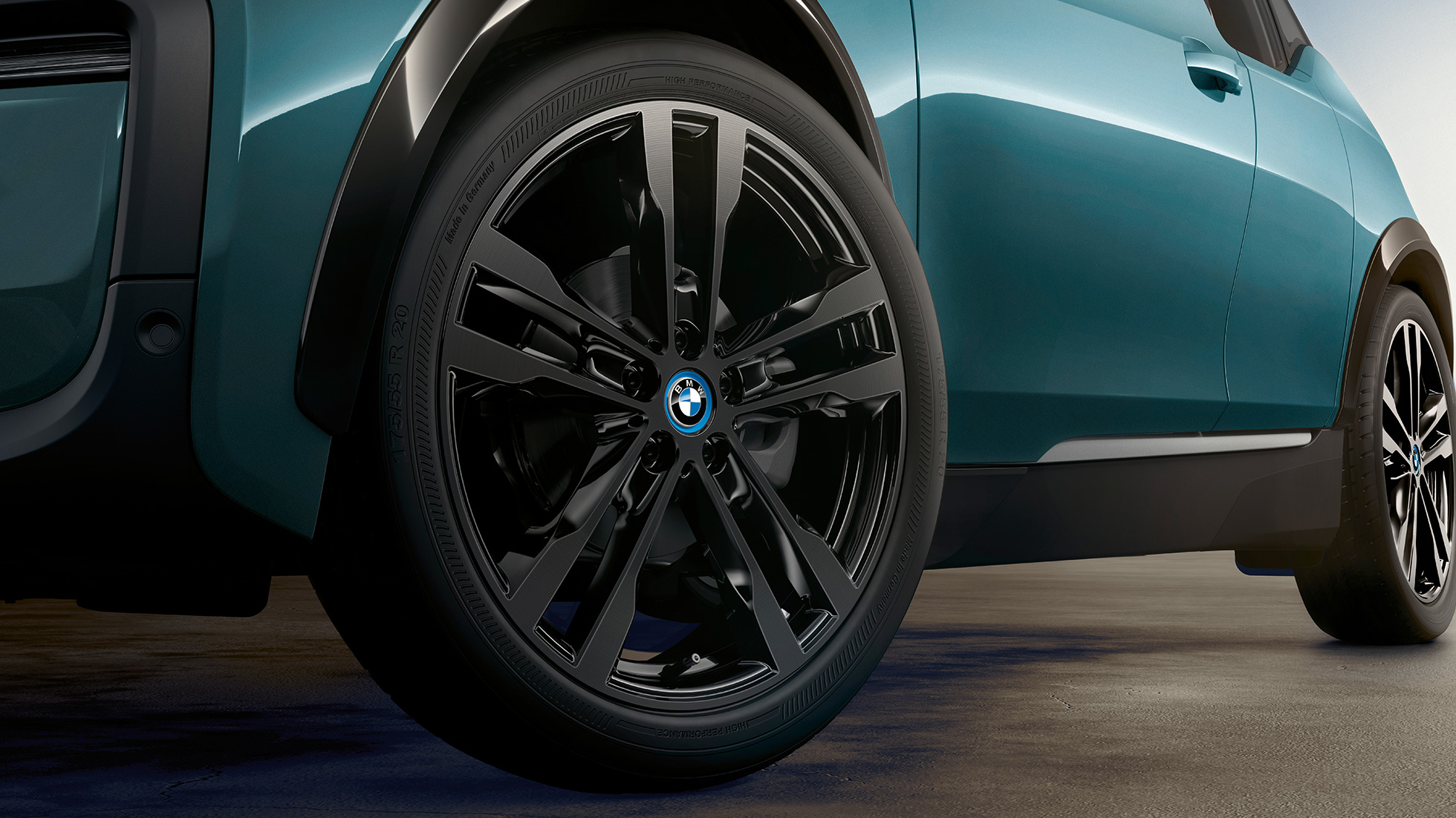 BMW i3 2018, ζάντα ελαφρού κράματος BMW i3 I01 2018, μπεζ Jucaro με διακοσμητικά στοιχεία σε γκρι Frozen μεταλλικό, κοντινή λήψη ζάντας ελαφρού κράματος