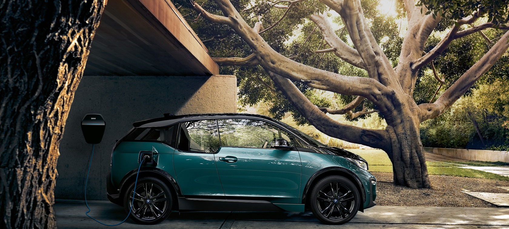 BMW i3 2018, μπροστινή λήψη BMW i3 I01 2018, μπεζ Jucaro με διακοσμητικά στοιχεία σε γκρι Frozen μεταλλικό, μπροστινή λήψη, κινούμενο μπροστά από αστικό σκηνικό