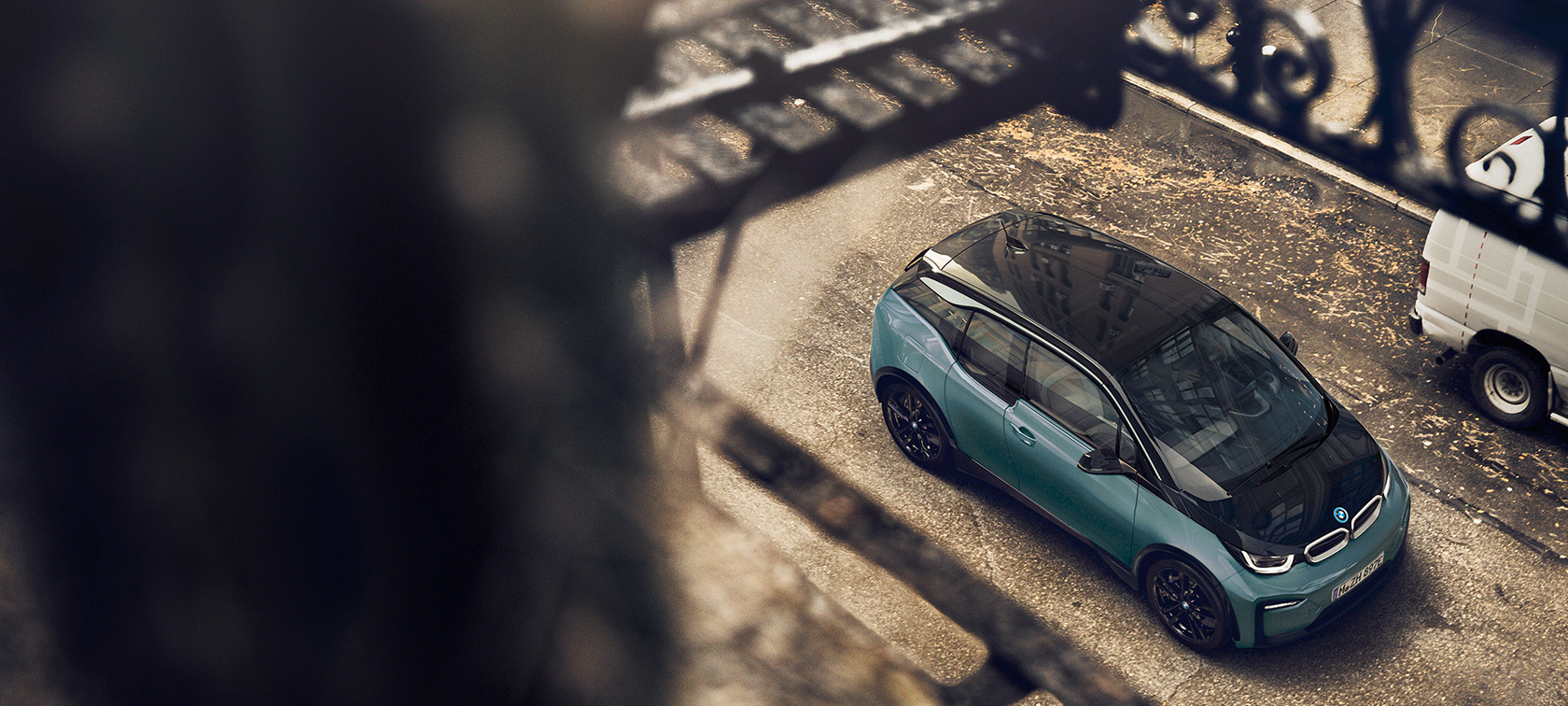 BMW i3 2018, πανοραμική λήψη BMW i3 I01 2018, μπεζ Jucaro με διακοσμητικά στοιχεία σε γκρι Frozen μεταλλικό, πανοραμική λήψη οροφής από ανθρακονήματα