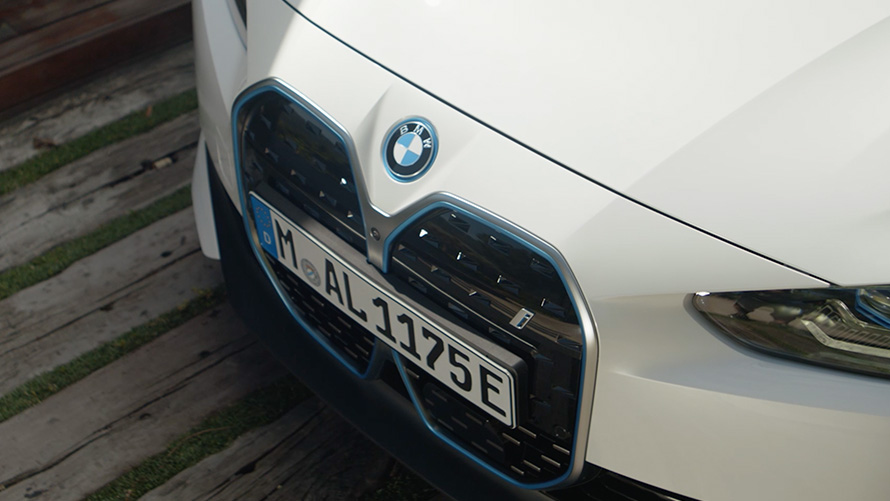 BMW i4 eDrive40, G26, 2021, λευκό Mineral, η εξωτερική σχεδίαση σε λεπτομέρειες, βίντεο BMW i4 eDrive40, G26, 2021, λευκό Mineral, η εξωτερική σχεδίαση σε λεπτομέρειες, βίντεο