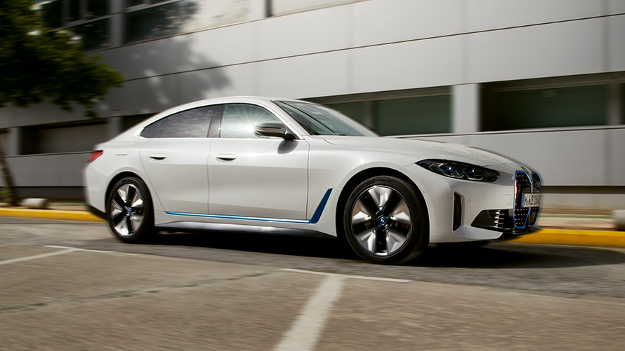 BMW i4, G26, 2021, πλαϊνή λήψη μπροστά από κτίριο BMW i4, G26, 2021, πλαϊνή λήψη μπροστά από κτίριο