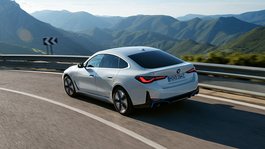 Πίσω λήψη τριών τετάρτων, BMW i4 eDrive40, G26, 2021, κινούμενη BMW i4 eDrive40, G26, 2021, λευκό Mineral, πίσω λήψη τριών τετάρτων, κινούμενη