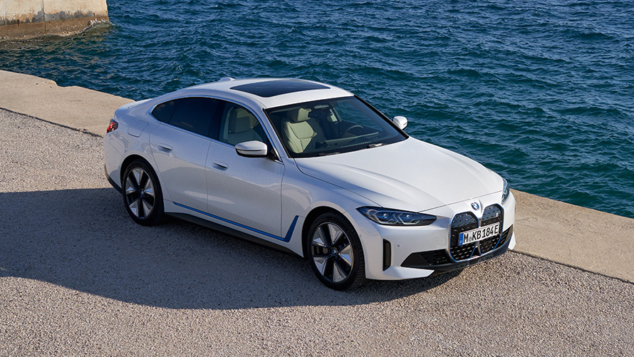 Μπροστινή λήψη τριών τετάρτων, BMW i4 eDrive40, G26, 2021, σε προβλήτα BMW i4 eDrive40, G26, 2021, λευκό Mineral, μπροστινή λήψη τριών τετάρτων, σε προβλήτα